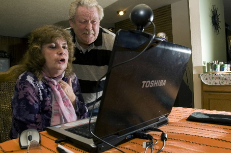 Wilkes East resident, Gail Anderson (with husband, Andy) conducts a video chat<br />
with her great-granddaughter, something she couldn't do for months<br />
after cancer surgery. Source: Michael LLoyd, The Oregonian, www.oregonian.com